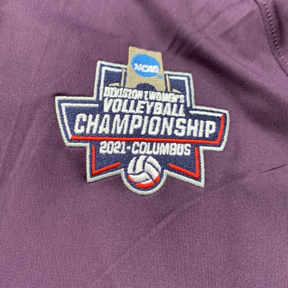 Women’s brand new medium purple pullover 1/4 zip Under Armour Volleyball Top - Picture 2 of 5